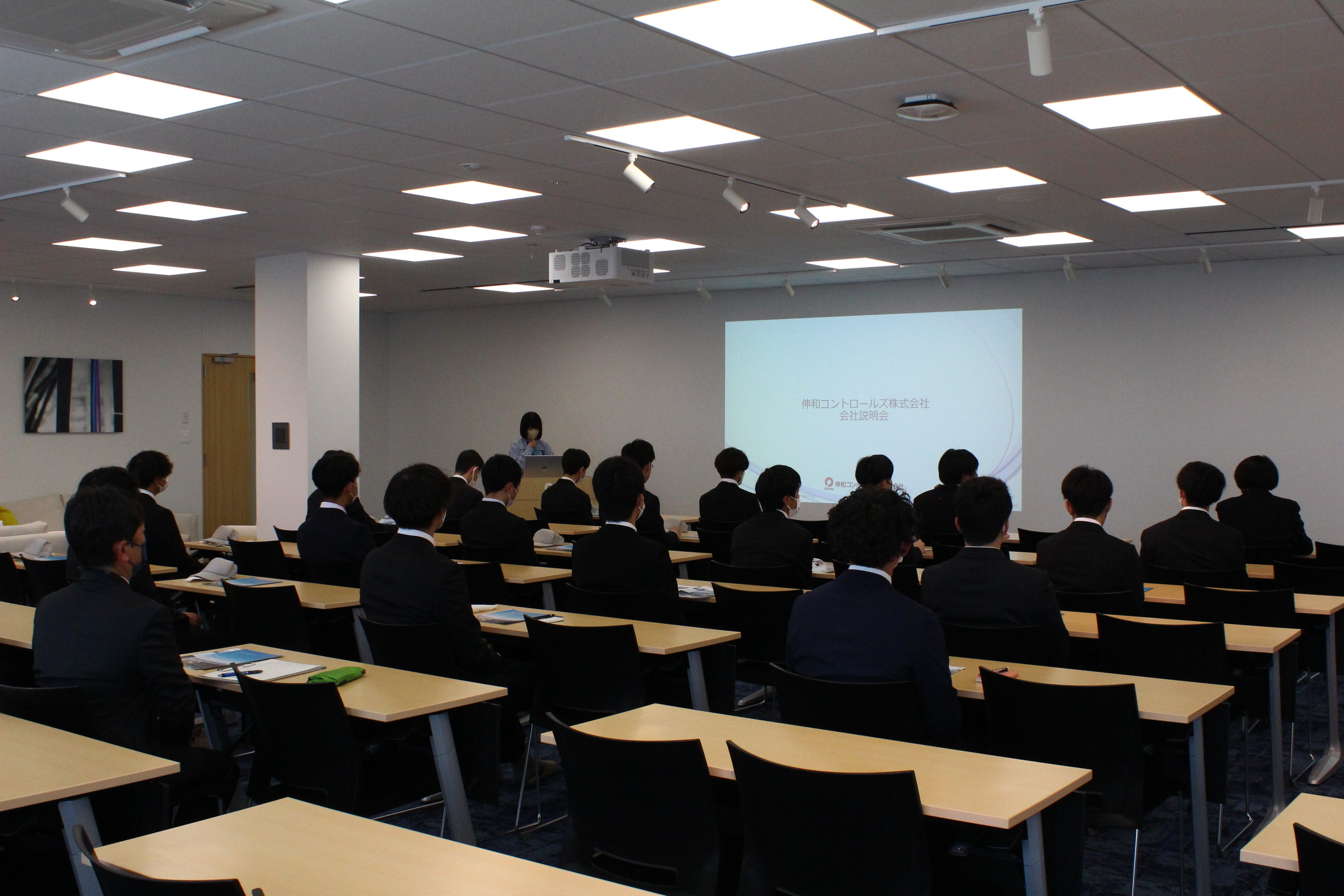 「伸和コントロールズ株式会社」を機械システム学科１年生が訪問しました